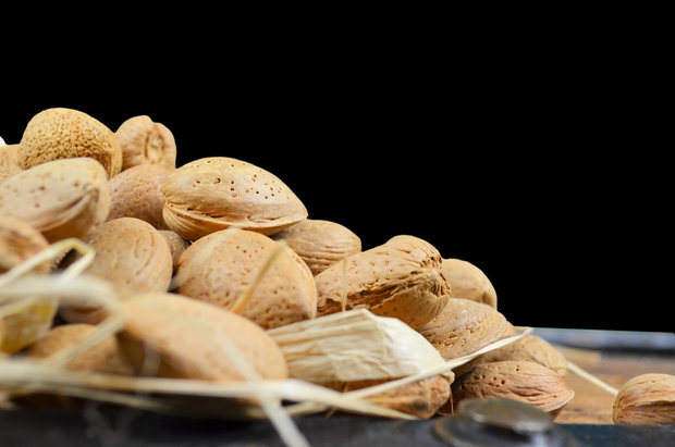 Almonds in shell 1 kg 